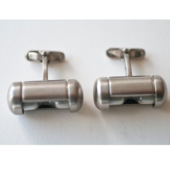 Kenneth Cole Hour Glass Cuff Links - Picture 6 of 7
